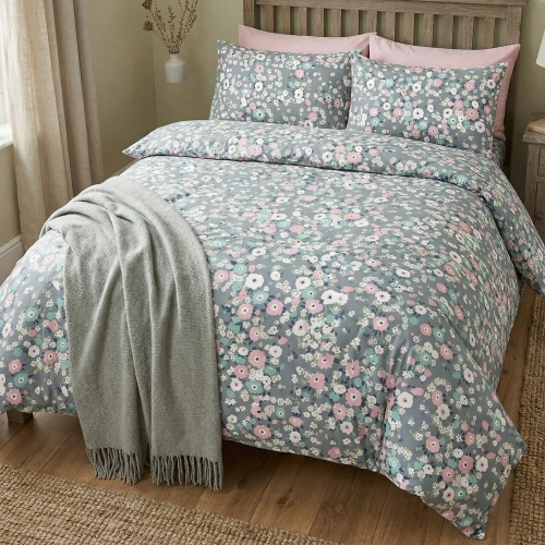 Pościel w drobne pastelowe kwiaty Pastelowa Łąka z szarym kocem w przytulnej sypialni polskiej marki J&W