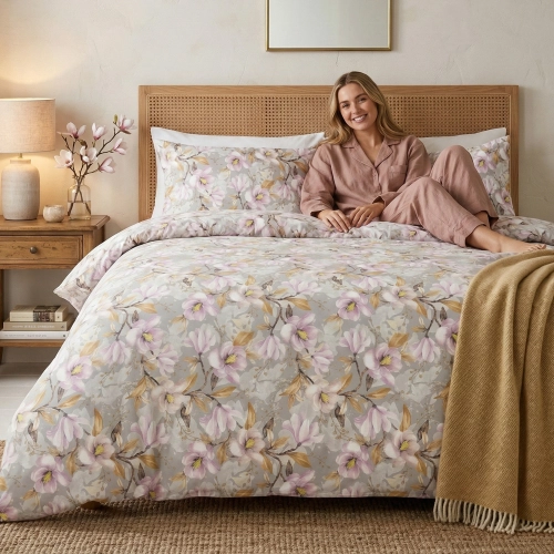 Pościel w kolorowe liście i kwiaty Kolorowa Dżungla w jasnej sypialni polskiej marki J&W