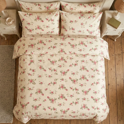 Kremowa pościel w drobne różowe róże Wiktoriański Sen w sielskiej sypialni polskiej marki J&W