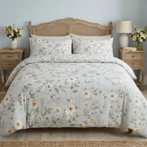 Komplet pościeli w kremowe kwiaty na błękitnym tle w jasnej sypialni