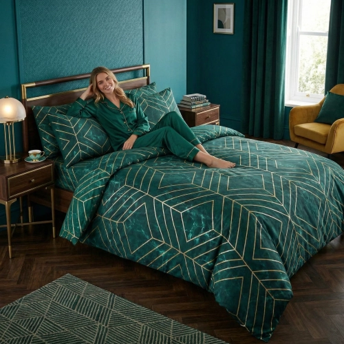 Uśmiechnięta kobieta w zielonej piżamie relaksująca się na łóżku ze szmaragdową pościelą