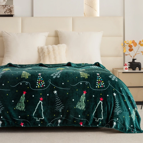 Koc świąteczny 160x200 cm z wzorem choinek i śnieżynek