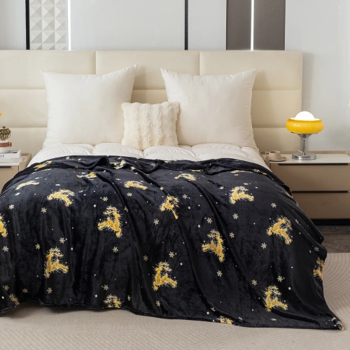 Koc świąteczny 200x220 cm mikrofibra na łóżku