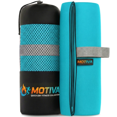 Zrolowany turkusowy ręcznik z szarą gumką z napisem MOTIVA stojący obok czarnego pokrowca z turkusową siatką i logo kole
