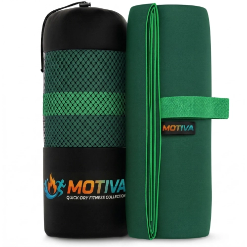 Zrolowany ciemnozielony ręcznik stojący obok czarnego pokrowca z zieloną siatką i logo kolekcji MOTIVA