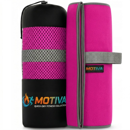Zrolowany różowy ręcznik z szarą gumką z napisem MOTIVA stojący obok czarnego pokrowca z różową siatką i logo kolekcji M