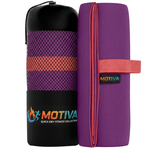 Zrolowany fioletowy ręcznik z koralową gumką z napisem MOTIVA stojący obok czarnego pokrowca z fioletową siatką i logo k