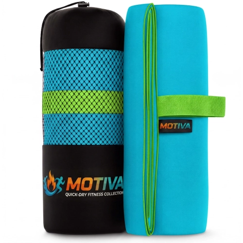 Zrolowany turkusowy ręcznik z jasnozieloną gumką z napisem MOTIVA stojący obok czarnego pokrowca z zieloną siatką i logo