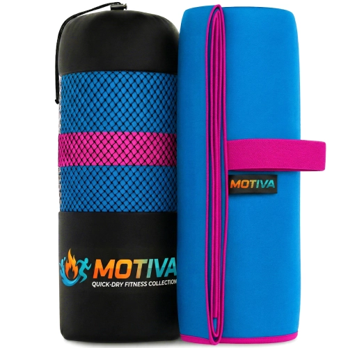 Zrolowany błękitny ręcznik z różową gumką z napisem MOTIVA stojący obok czarnego pokrowca z siatką z różowym paskiem i l