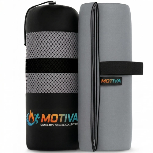 Zrolowany szary ręcznik z czarną gumką z napisem MOTIVA stojący obok czarnego pokrowca z szarą siatką i logo kolekcji MO