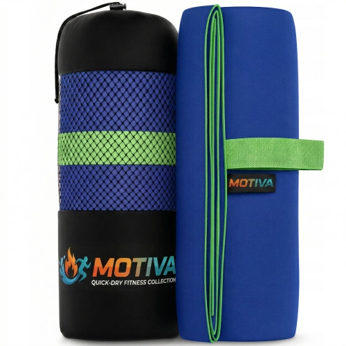 Zrolowany granatowy ręcznik z zieloną gumką z napisem MOTIVA stojący obok czarnego pokrowca z siatką z zielonym paskiem