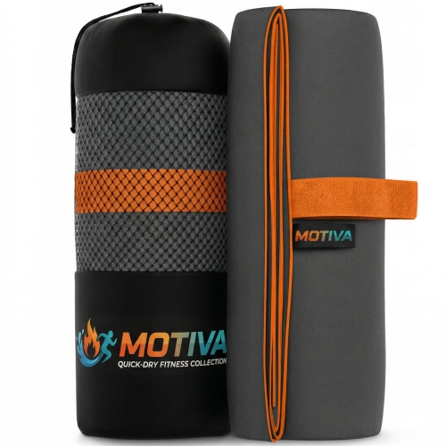 Zrolowany grafitowy ręcznik z pomarańczową gumką z napisem MOTIVA stojący obok czarnego pokrowca z szarą siatką i pomara