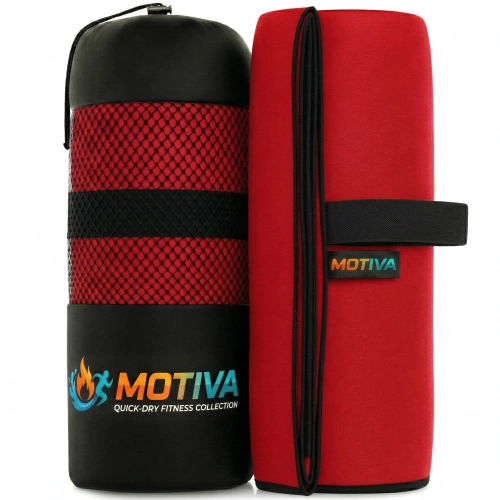 Zrolowany czerwony ręcznik z czarną gumką z napisem MOTIVA stojący obok czarnego pokrowca z siatką z czerwonym paskiem i