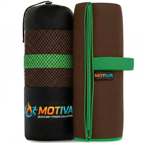 Zrolowany brązowy ręcznik z zieloną gumką z napisem MOTIVA stojący obok czarnego pokrowca z siatką z zielonym paskiem i