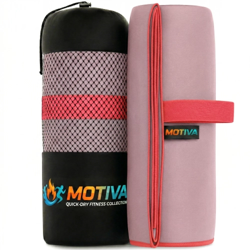 Zrolowany ręcznik w kolorze brudnego różu z czerwoną gumką z napisem MOTIVA stojący obok czarnego pokrowca z szarą siatk