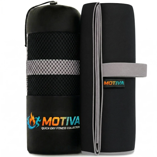 Zrolowany czarny ręcznik z szarą gumką z napisem MOTIVA stojący obok czarnego pokrowca z czarną siatką i logo MOTIVA