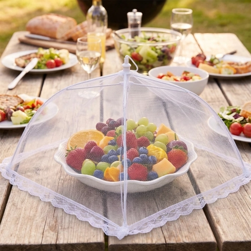 Siatka ochronna moskitiera na żywność owoce na stole w ogrodzie