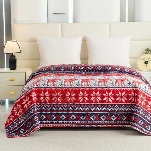 Świąteczna narzuta 170x210 cm z motywem bożonarodzeniowym na łóżku