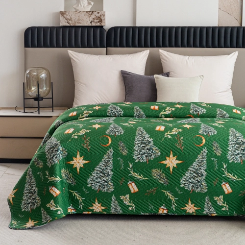 Świąteczna narzuta 170x210 cm z motywem bożonarodzeniowym na łóżku