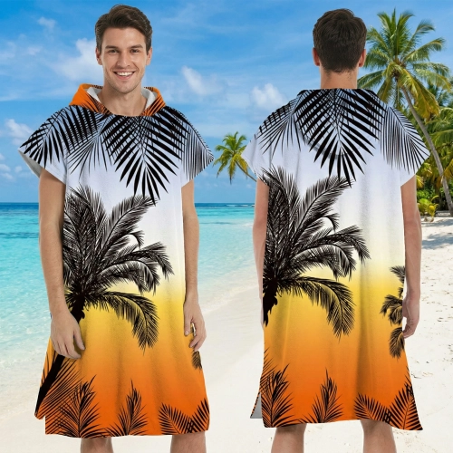 Mężczyzna na tropikalnej plaży prezentujący przód i tył poncha plażowego z mikrofibry we wzór palm o zachodzie słońca