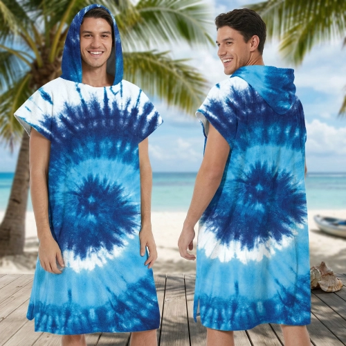 Uśmiechnięty mężczyzna stojący na drewnianym molo, prezentujący przód i tył błękitno-białego poncha plażowego z mikrofib