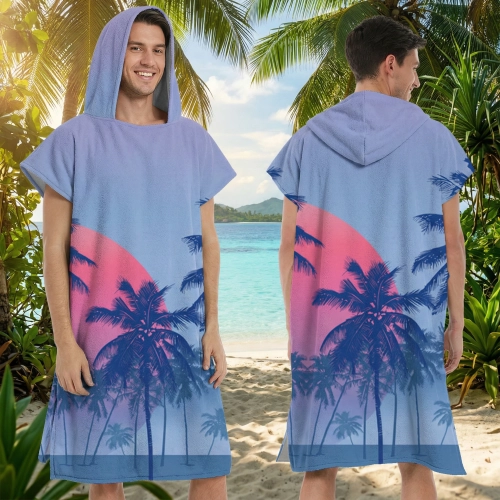 Mężczyzna na tropikalnej plaży prezentujący przód i tył poncha z mikrofibry we wzór retro zachodu słońca i ciemnych palm