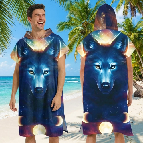 Uśmiechnięty mężczyzna na tropikalnej plaży prezentujący przód i tył poncha z mikrofibry we wzór kosmicznego wilka