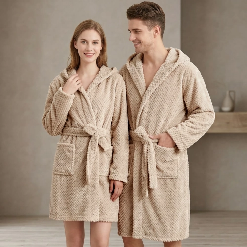 Uśmiechnięta para w łazience ubrana w grube beżowe szlafroki kąpielowe z kapturem z miękkiej mikrofibry