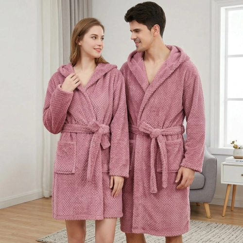 Uśmiechnięta para w łazience ubrana w grube szlafroki kąpielowe z kapturem z miękkiej mikrofibry w kolorze pudrowego róż