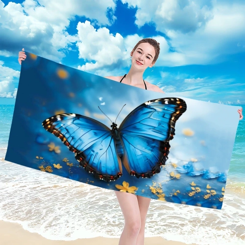 Uśmiechnięta kobieta w bikini trzymająca poziomo rozłożony duży ręcznik plażowy z mikrofibry z majestatycznym błękitnym