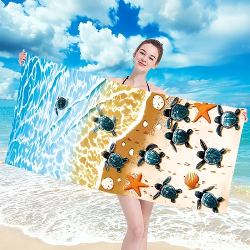 Uśmiechnięta kobieta w bikini trzymająca poziomo rozłożony duży ręcznik plażowy z mikrofibry z motywem morskich żółwi id