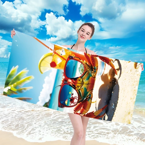 Uśmiechnięta kobieta w bikini trzymająca poziomo rozłożony duży ręcznik plażowy z mikrofibry z motywem wyluzowanego krab