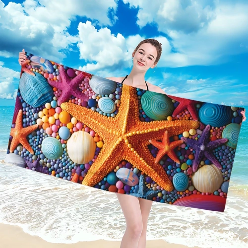 Uśmiechnięta kobieta w bikini trzymająca poziomo rozłożony duży ręcznik plażowy z mikrofibry w wielokolorowe morskie roz