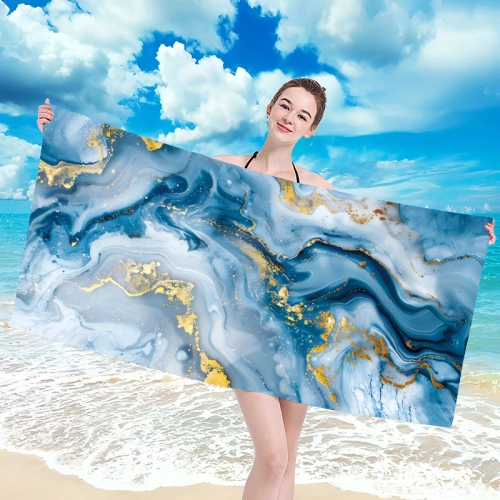 Uśmiechnięta kobieta w bikini trzymająca poziomo rozłożony duży ręcznik plażowy z mikrofibry w elegancki wzór błękitnego