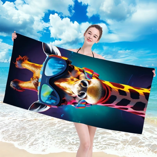 Uśmiechnięta kobieta w bikini trzymająca poziomo rozłożony duży ręcznik plażowy z mikrofibry z motywem zabawnej żyrafy w