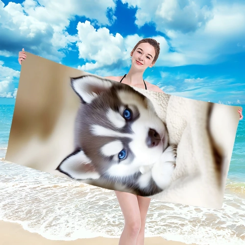 Uśmiechnięta kobieta w bikini trzymająca poziomo rozłożony duży ręcznik plażowy z mikrofibry z motywem uroczego pieska h