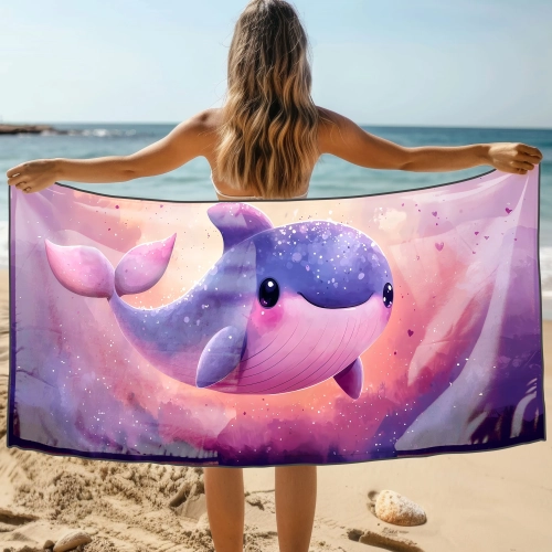 Kobieta tyłem na plaży trzymająca rozłożony szybkoschnący ręcznik plażowy z mikrofibry ze wzorem fioletowego, uśmiechnię