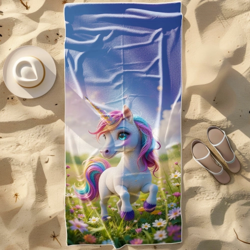 Szybkoschnący ręcznik plażowy z mikrofibry z uroczym tęczowym jednorożcem na łące, rozłożony na piasku obok kapelusza i