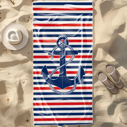 Szybkoschnący ręcznik plażowy z mikrofibry w granatowo-biało-czerwone pasy z dużą kotwicą, rozłożony na piasku obok kape