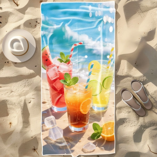 Duży ręcznik plażowy XXL z mikrofibry z fotorealistycznym motywem kolorowych drinków, rozłożony na piasku obok kapelusza