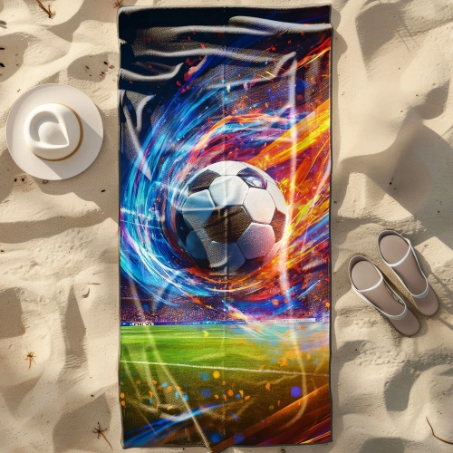 Kobieta na plaży trzymająca za plecami duży ręcznik XXL z dynamicznym wzorem ognistej piłki - TwójDomNa5.pl