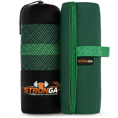 Zrolowany ciemnozielony ręcznik z zieloną taśmą z napisem STRONGA stojący obok czarnego pokrowca z zieloną siatką i logo
