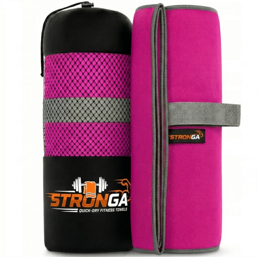 STRONGA11-M.jpg Zrolowany różowy ręcznik z szarą gumką z napisem STRONGA stojący obok czarnego pokrowca z różową siatką