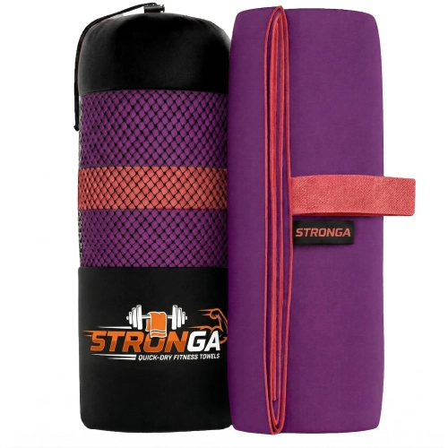 Zrolowany fioletowy ręcznik z koralową gumką z napisem STRONGA stojący obok czarnego pokrowca z fioletową siatką i logo