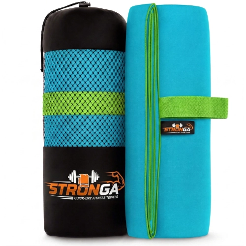 Zrolowany turkusowy ręcznik z jasnozieloną gumką z napisem STRONGA stojący obok czarnego pokrowca z zieloną siatką i log