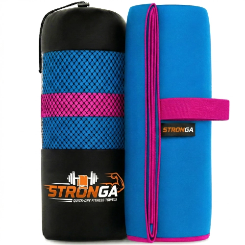 Zrolowany błękitny ręcznik z różową gumką z napisem STRONGA stojący obok czarnego pokrowca z siatką z różowym paskiem i