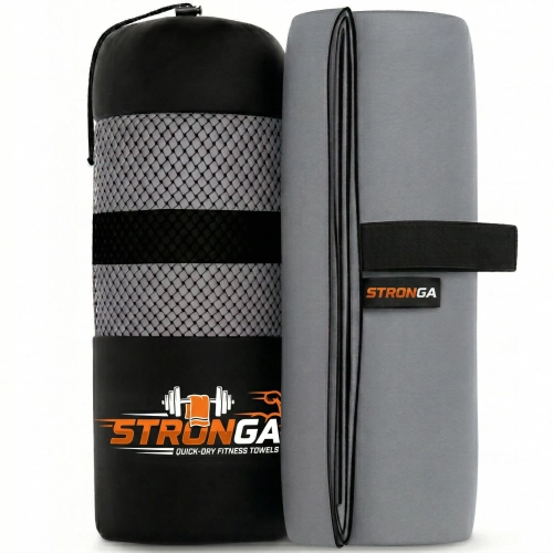 Zrolowany szary ręcznik z czarną gumką z napisem STRONGA stojący obok czarnego pokrowca z szarą siatką i logo kolekcji S