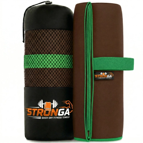 Zrolowany brązowy ręcznik z zieloną gumką z napisem STRONGA stojący obok czarnego pokrowca z siatką z zielonym paskiem i