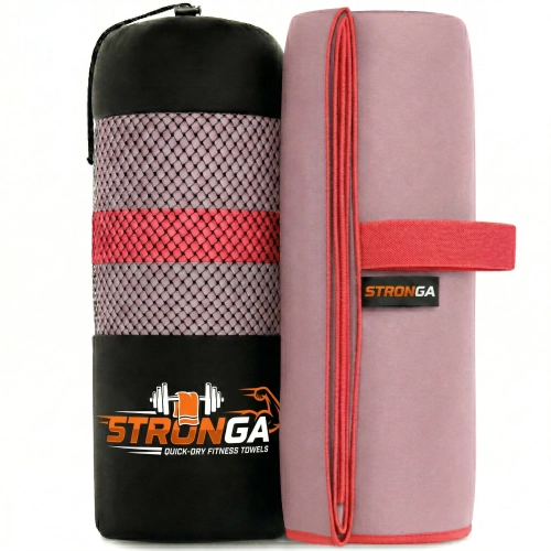 Zrolowany ręcznik w kolorze brudnego różu z czerwoną gumką z napisem STRONGA stojący obok czarnego pokrowca z szarą siat