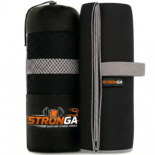 Zrolowany czarny ręcznik z szarą gumką z napisem STRONGA stojący obok czarnego pokrowca z czarną siatką i szarym paskiem